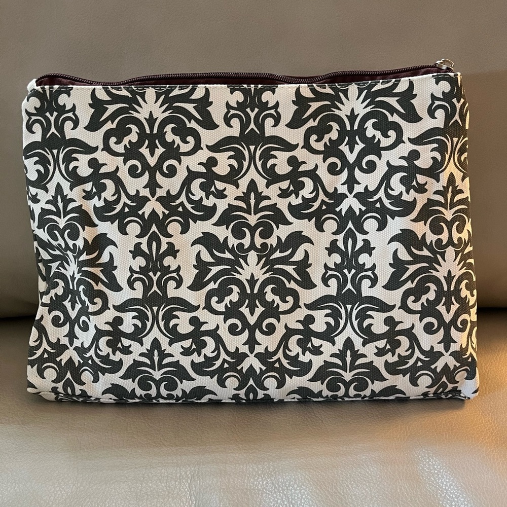 NWOT! Lulu Dharma zippered bag